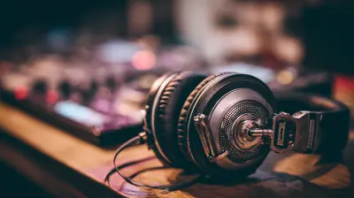 How to Choose the Best Headphones for Professional DJs